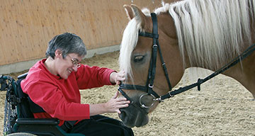 Therapeutische Förderung mit dem Pferd - tiefe Bindung zwischen Mensch und Tier