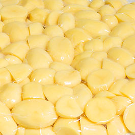 Geschälte Kartoffelvarianten: ganz (kleine), geviertelt, Gratin- oder Bratkartoffelscheiben sowie Würfel 