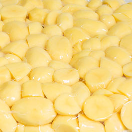Geschälte Kartoffelvarianten: ganz (kleine), geviertelt, Gratin- oder Bratkartoffelscheiben sowie Würfel