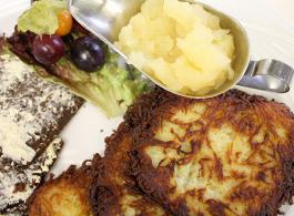 pfannenfrische Reibeplätzchen mit Apfelmus & Schwarzbrot, vegetarisch