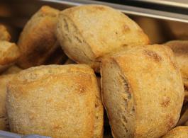 Knusprig frisch gebackene Brötchen kommen noch warm auf den Tisch