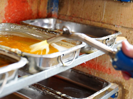 Die Bienenwachsbl&ouml;cke werden in der Wachsschmelze auf ca. 90&deg; erhitzt