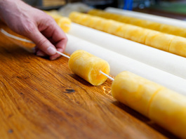 &Ouml;lbenetzt werden die Kerzenrohlinge - je nach Kundenwunsch - auf diverse L&auml;ngen und Durchmesser gebracht