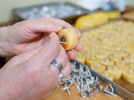 Der Kerzendocht wird auf der Unterseite fixiert