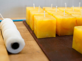 Die Formkerzen "Quader" werden gedochtet