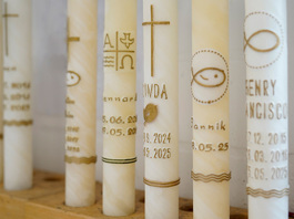 Die filigranen Ornamente werden sorgf&auml;ltig von Hand aufgebracht und anschlie&szlig;end vergoldet bzw. versilbert