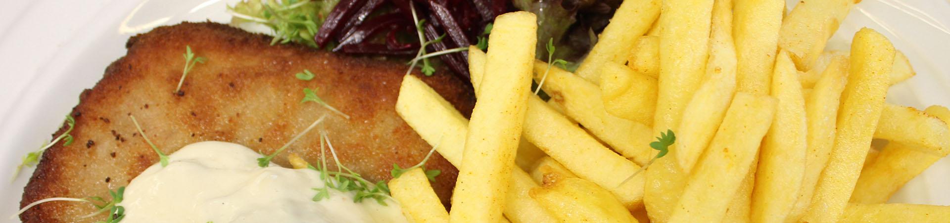 Saftige Schnitzel mit krossen Pommes frites