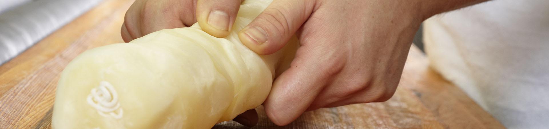 Jede Bienenwachskerze wird von Hand geknetet